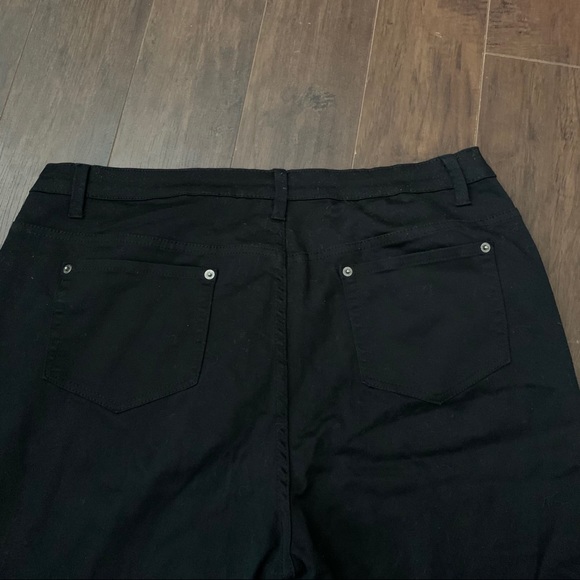 Beautiful Flowered Jeans - Picture 4 of 5